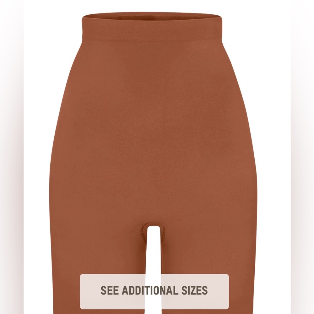 Shapewear Shorts
HIGH-WAISTED ABOVE THE KNEE SHORT